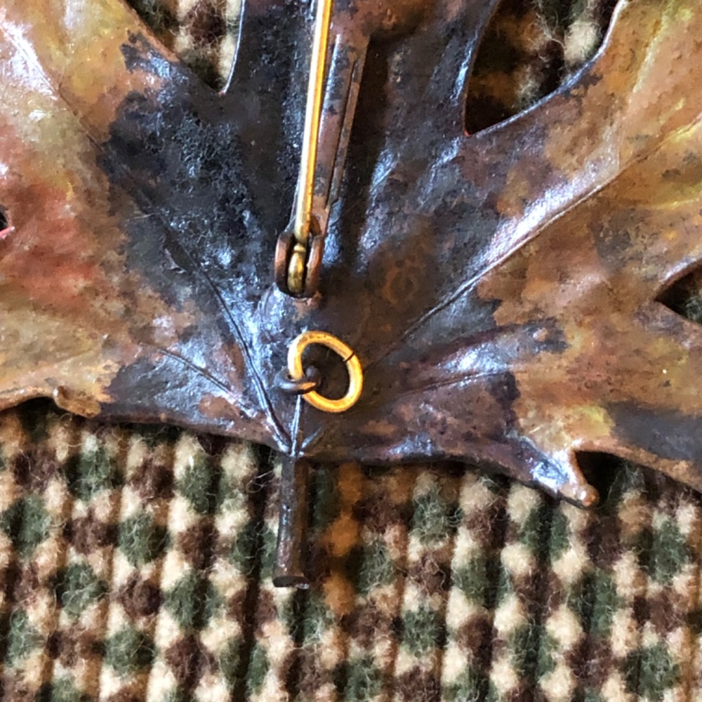 Metal Patina Oak Leaf Pin/Brooch with Loop to put on Chain - Picture 3 of 5